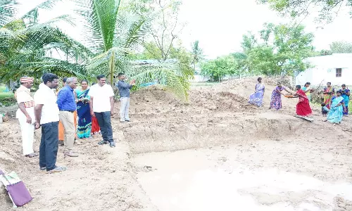 பண்ணை குட்டை அமைக்கும் பணி