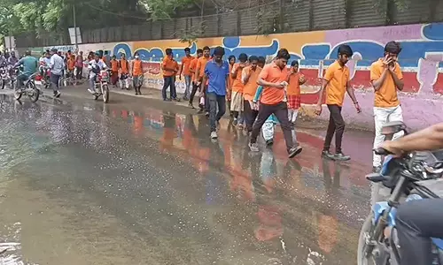 பூந்தமல்லியில் சாலையில் ஆறாக ஓடிய கழிவு நீர்- பொதுமக்கள் அவதி