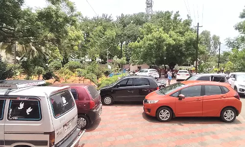 வாகன நிறுத்தமாக மாறிய சூலூர் போலீஸ் நிலையம்