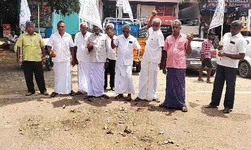 ஆலாந்துறையில் தேங்காய் உடைத்து விவசாயிகள் போராட்டம்