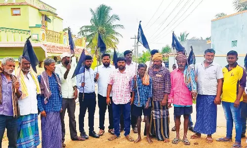 வீடு, விவசாய நிலங்களுக்கு பட்டா வழங்க கோரி கிராம மக்கள் போராட்டம்