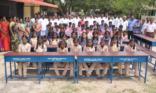 கிருஷ்ணகிரி கே.ஆர்.பி.அணை அரசு பள்ளியில் ரூ.5 லட்சம் மதிப்பிலான மேசை, நாற்காலிகள்