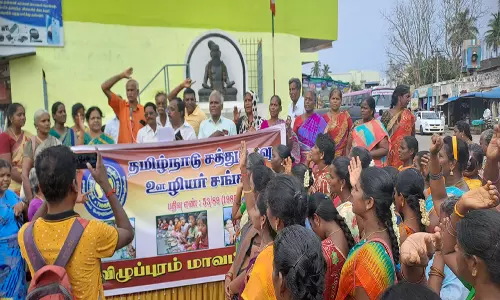 விழுப்புரம் பழைய பஸ் நிலையம் அருகில் கோரிக்கைகளை வலியுறுத்தி சத்துணவு ஊழியர்கள் ஆர்ப்பாட்டம்