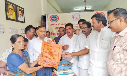 கூட்டுறவு பண்டகசாலையில் தக்காளி விற்பனை தொடக்கம்