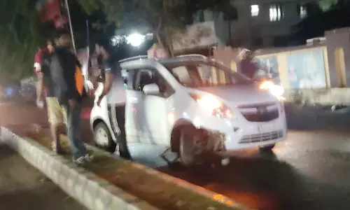 சாலை தடுப்புச்சுவரில் கார் மோதி கவிழ்ந்தது