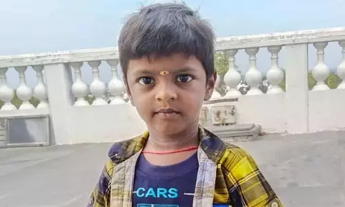 மோட்டார் சைக்கிள் மீது கார் மோதி 5 வயது சிறுவன் பலி