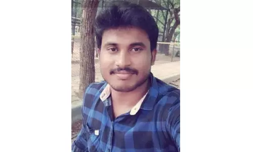 அரசு பள்ளி ஆசிரியர் உடல் உறவினர்களிடம் ஒப்படைப்பு