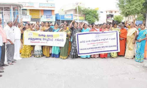 சத்துணவு ஊழியர் சங்கத்தினர் ஆர்ப்பாட்டம்