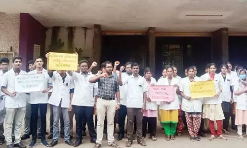 பயிற்சி டாக்டர்கள் கருப்பு பேட்ஜ் அணிந்து ஆர்ப்பாட்டம்