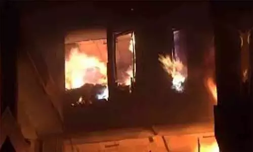 அதிகாலையில் பற்றி எரிந்த வீடு.. ஒரே குடும்பத்தைச் சேர்ந்த 10 பேர் பலியான சோகம்