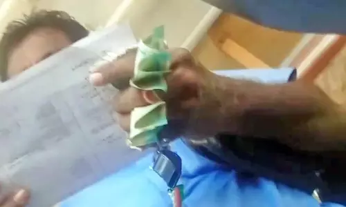 நெல்லை அரசு பஸ்சில் கண்டக்டருடன் பயணிகள் கடும் வாக்குவாதம்- சமூக வலைதளங்களில் வீடியோ வைரல்