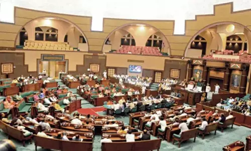 சிறுநீர் கழித்த விவகாரம்.. எதிர்க்கட்சிகள் அமளி... மத்திய பிரதேச சட்டசபை காலவரையின்றி ஒத்திவைப்பு