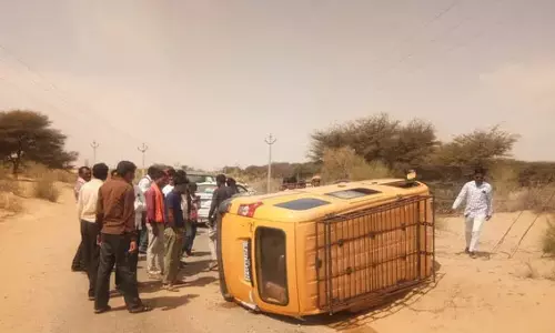 ராஜஸ்தானில் பள்ளி பேருந்து கவிழ்ந்து விபத்து: ஒருவர் பலி- 30 மாணவர்கள் படுகாயம்