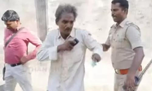 கூடுதலாக ரூ.10 வசூல்: கேள்வி கேட்ட மதுப்பிரியர் மீது தாக்குதல்- எஸ்.ஐ. ஆயுதப்படைக்கு மாற்றம்