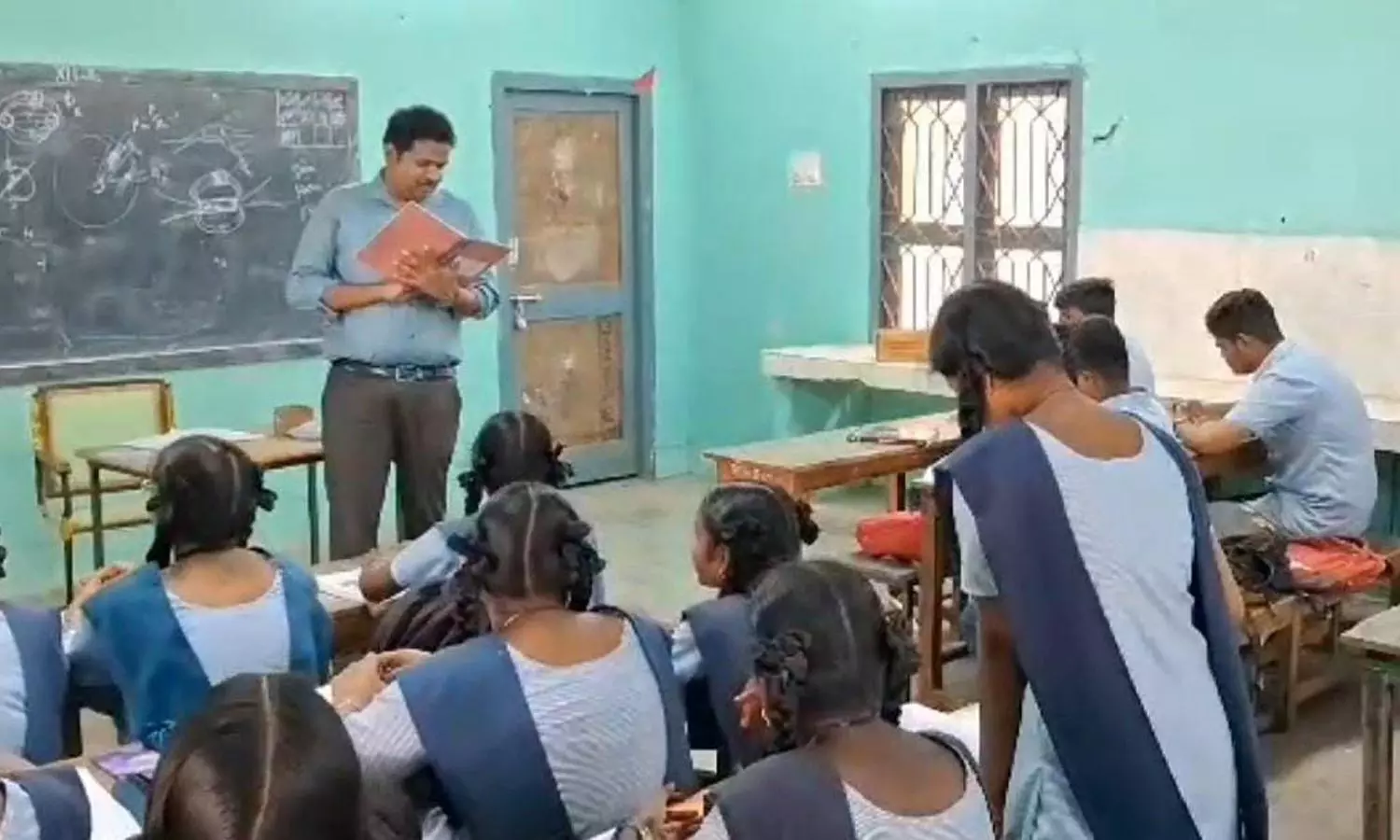 பள்ளி மாணவ-மாணவிகளுக்கு பாடம் நடத்திய கலெக்டர் பள்ளி மாணவ-மாணவிகளுக்கு பாடம் நடத்திய கலெக்டர்