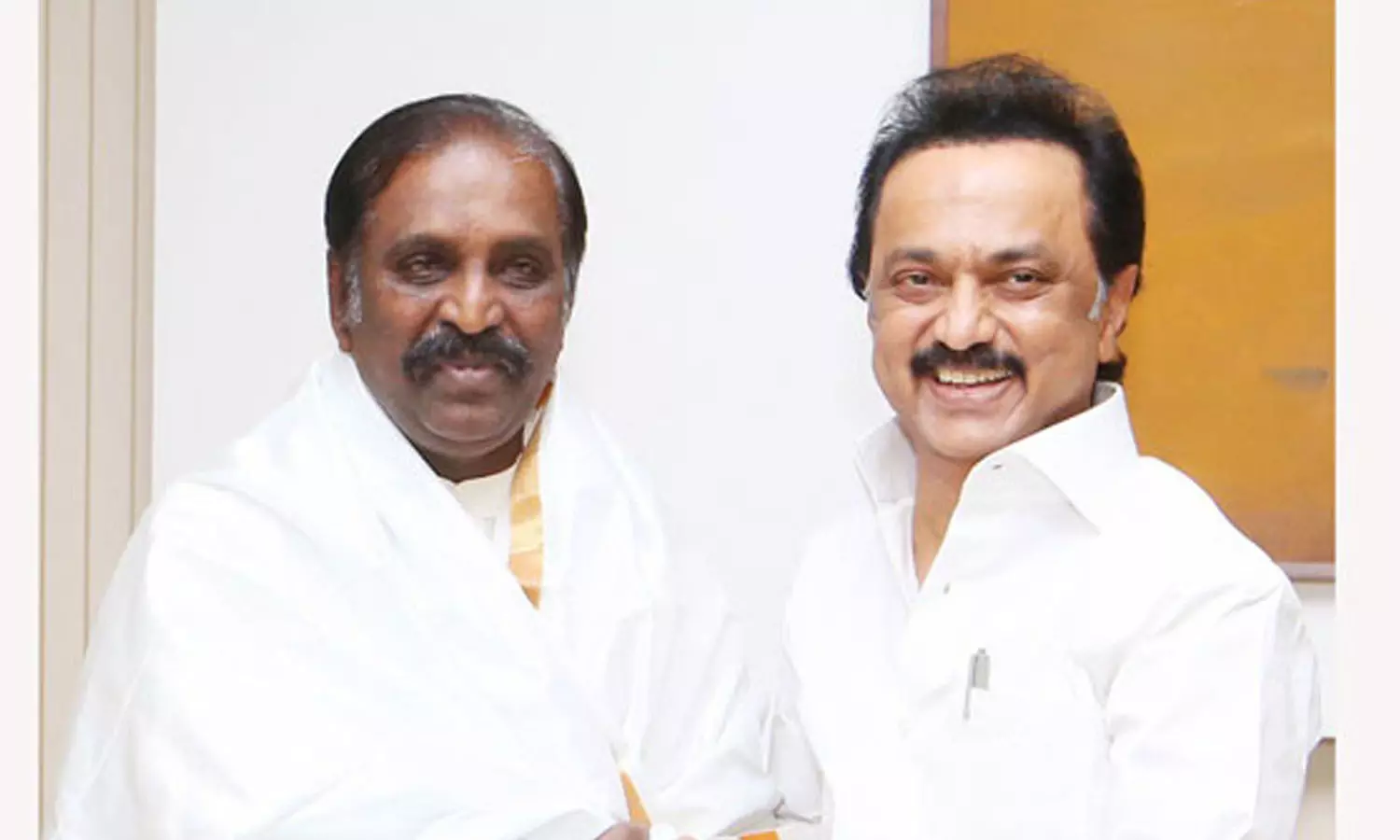 வைரமுத்துவிற்கு நேரில் வாழ்த்து தெரிவித்த மு.க.ஸ்டாலின் வைரமுத்துவிற்கு நேரில் வாழ்த்து தெரிவித்த மு.க.ஸ்டாலின்