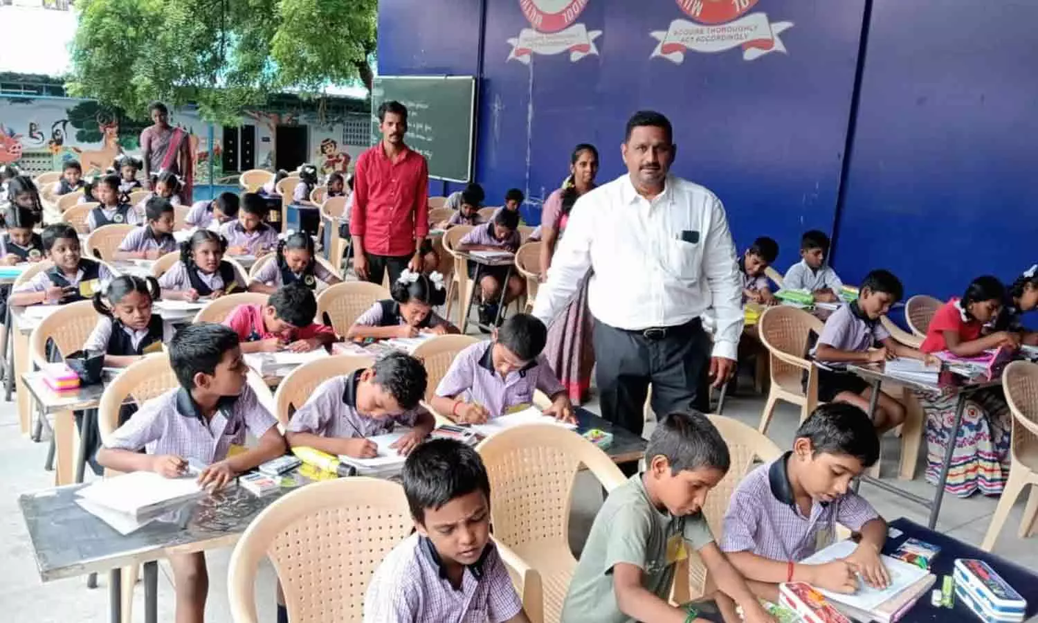 மாணவர்களுக்கு கையெழுத்து போட்டி மாணவர்களுக்கு கையெழுத்து போட்டி