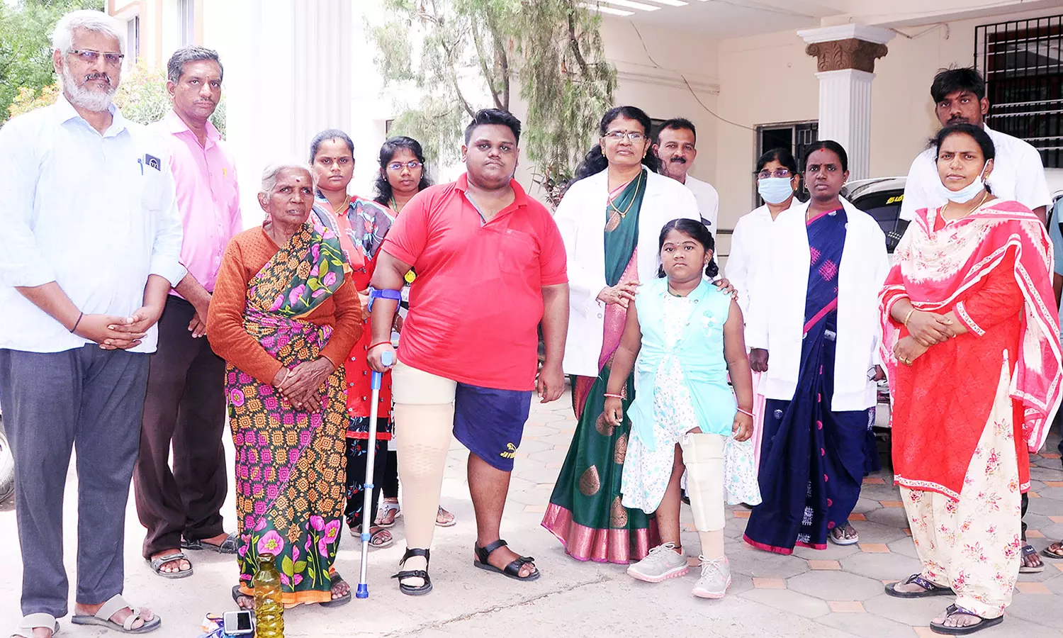 சிறுமி, இளைஞருக்கு நவீன செயற்கை கால் பொருத்தம் சிறுமி, இளைஞருக்கு நவீன செயற்கை கால் பொருத்தம்