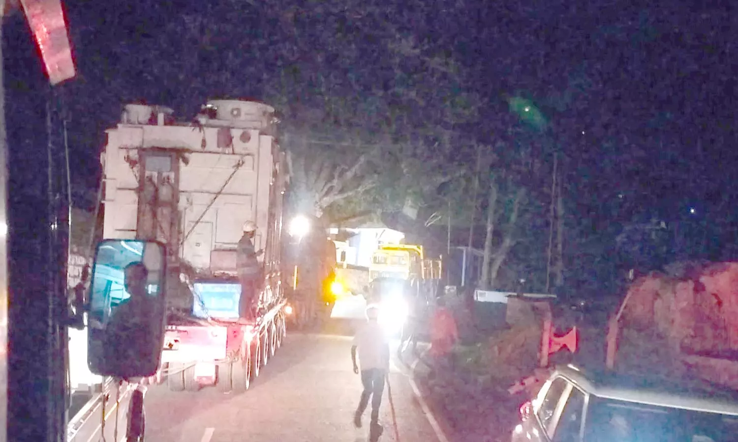 கோத்தகிரி மலைப்பாதையில் ராட்சத எந்திரங்களுடன் அணிவகுக்கும் சரக்கு லாரிகள் கோத்தகிரி மலைப்பாதையில் ராட்சத எந்திரங்களுடன் அணிவகுக்கும் சரக்கு லாரிகள்