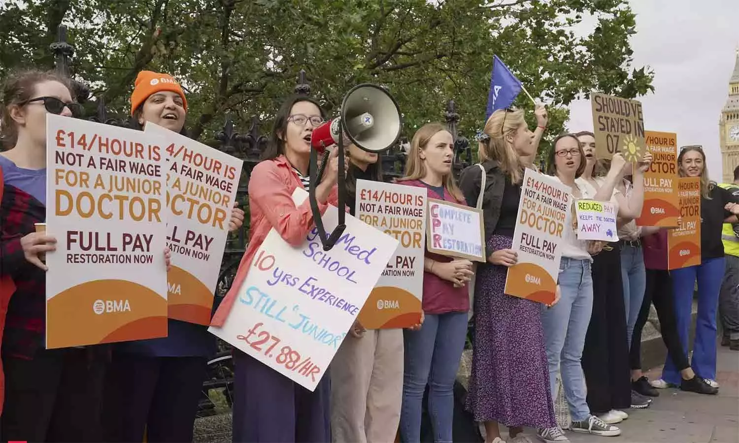 ஊதிய உயர்வு கேட்டு டாக்டர்கள் ஸ்டிரைக்.. இங்கிலாந்தில் சுகாதார சேவை பாதிக்கும் அபாயம் ஊதிய உயர்வு கேட்டு டாக்டர்கள் ஸ்டிரைக்.. இங்கிலாந்தில் சுகாதார சேவை பாதிக்கும் அபாயம்