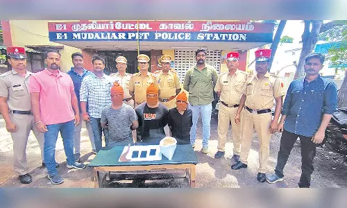 புதுச்சேரியில் ரவுடியை தீர்த்துக்கட்ட வெடிகுண்டுகளுடன் பைக்கில் சுற்றிய வாலிபர்கள் 3 பேர் கைது