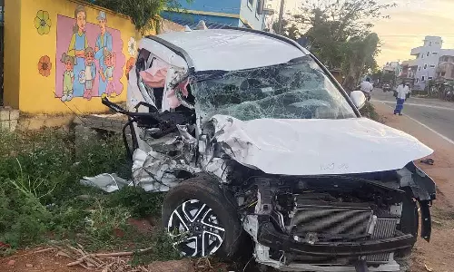 தென்காசி அருகே விபத்து- லாரி மீது கார் மோதி வாலிபர் பலி