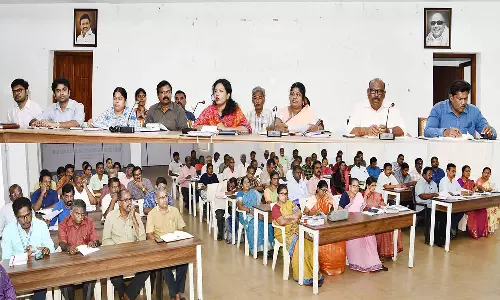 மகளிருக்கு ரூ.1000 உதவித்தொகை ரேசன்கடை பணியாளர்களால் வீடுகளுக்கு விண்ணப்பம் வினியோகம்