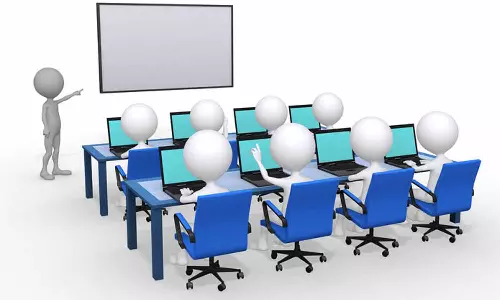 மகளிர் உரிமை தொகை வழங்குவது தொடர்பாக திருப்பூரில் தன்னார்வலர்களுக்கு பயிற்சி