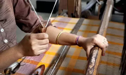 மடத்துக்குளத்தில் நெசவாளர்களை பாதுகாக்க கோரி ஆர்ப்பாட்டம்