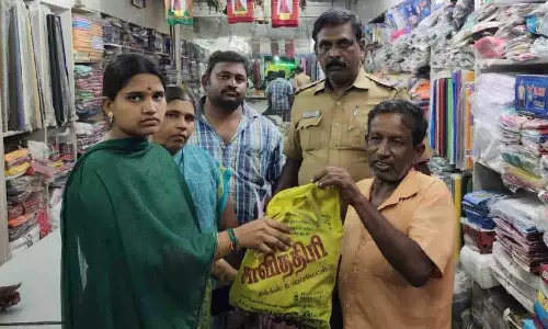 பல்லடத்தில் அஞ்சல் ஊழியர் தவற விட்ட ரூ.1.10 லட்சம் பணத்தை போலீசில் ஒப்படைத்த பெண்ணுக்கு குவியும் பாராட்டு