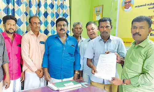 செல்போன் கோபுரம் அமைப்பதை தடுத்து நிறுத்த வேண்டும்; தாசில்தாரிடம் மனு