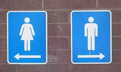 குழாய் அமைக்க எதிர்ப்பு: 150 குடும்பத்தினர் பயன்படுத்த முடியாமல் பூட்டி கிடக்கும் பொது கழிப்பறை