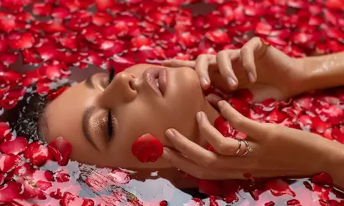 முகப்பொலிவை மேம்படுத்த பூக்கள் எவ்வாறு உதவுகிறது...