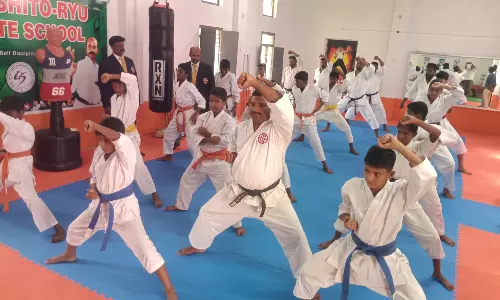 மாநில அளவில் நடைபெறும் சப்-ஜூனியர் கராத்தே போட்டிக்கு மாணவர்கள் தேர்வு