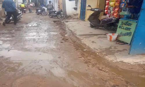 திண்டுக்கல் பஸ்நிலையம் அருகில் சாலையில் ஓடும் கழிவுநீரால் தொற்றுநோய் அபாயம்