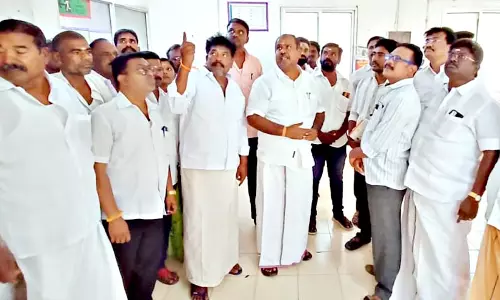 சிதிலமடைந்த கட்டிடங்களை போர்க்கால அடிப்படையில் சீரமைக்க வேண்டும்