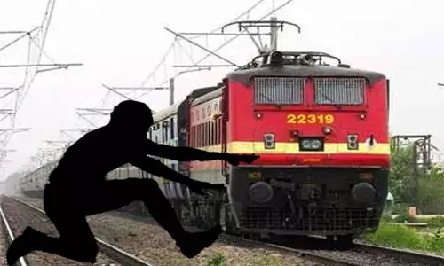 வள்ளியூர் அருகே ஓட்டல் உரிமையாளர் ரெயில் முன் பாய்ந்து தற்கொலை