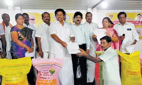 விவசாயிகளுக்கு வேளாண் இடுபொருட்கள் வழங்கல்