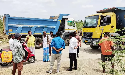 டிப்பர் லாரிகளை சிறை பிடித்த கிராம மக்கள்