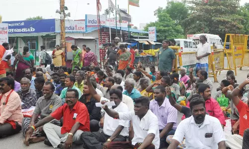 உள்ளாட்சி துறை ஊழியர்கள் சாலை மறியல்