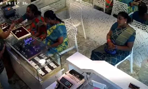 நகைக்கடையில் தங்க வளையல்களை திருடிச்சென்ற பெண்கள்- சமூகவலைதளங்களில் வைரலாகும் சிசிடிவி காட்சிகள்