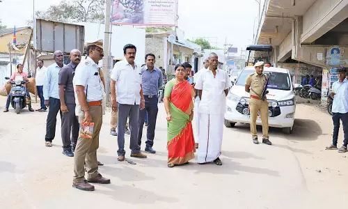 தூத்துக்குடி 3-ம் கேட் ரெயில்வே மேம்பாலம் தென்புற இணைப்பு சாலை அமைக்கும் பணி  - அமைச்சர் கீதாஜீவன் ஆய்வு