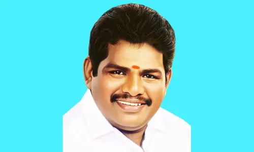 உடன்குடி பள்ளியில் தரையில் இருந்து படிக்கும் மாணவர்களுக்கு மாற்று ஏற்பாடு - அமைச்சர் அனிதா ராதாகிருஷ்ணன் தகவல்