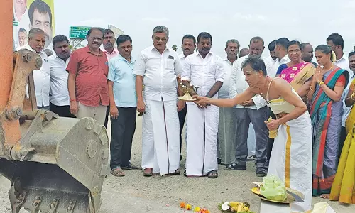 ராதாபுரம் ஒன்றியத்தில் ரூ.10 கோடி மதிப்பீட்டில்  தார்ச்சாலை அமைக்கும் பணி