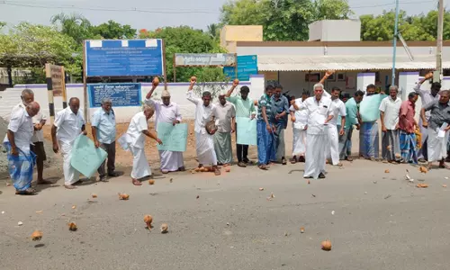 திருச்செங்கோடு அருகே விவசாயிகள் தேங்காய் உடைக்கும் போராட்டம்