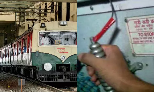 அபாய சங்கிலியை இழுத்து மின்சார ரெயிலை நிறுத்திய கல்லூரி மாணவர்- ரெயில்சேவை பாதிப்பு