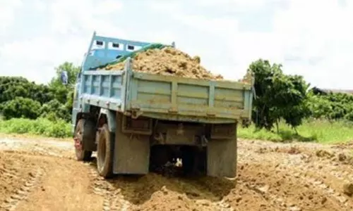 மண் கடத்திய 2 லாரிகள் பறிமுதல்