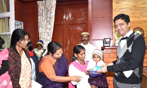 நீலகிரி மாவட்டத்தில் 1500 குழந்தைகளுக்கு செறிவூட்டப்பட்ட பிஸ்கெட்-கலெக்டர் அம்ரித் வழங்கினார்