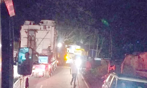 கோத்தகிரி மலைப்பாதையில் ராட்சத எந்திரங்களுடன் அணிவகுக்கும் சரக்கு லாரிகள்