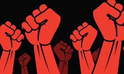 தென்னை விவசாயிகள் சார்பில்தேங்காய் உடைக்கும் போராட்டம்